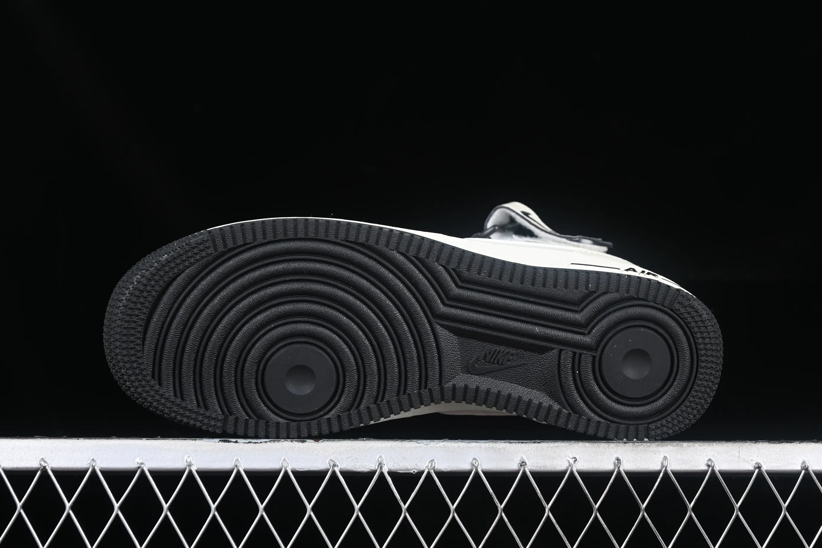 All categories Nk Air Force 1 Air Force series Nk Air Force 1 Mid Air Force mid-top Nk Air Force 1'07 Mid black pearlescent small hook Air Force One mid-top casual sneakers SG2356-807